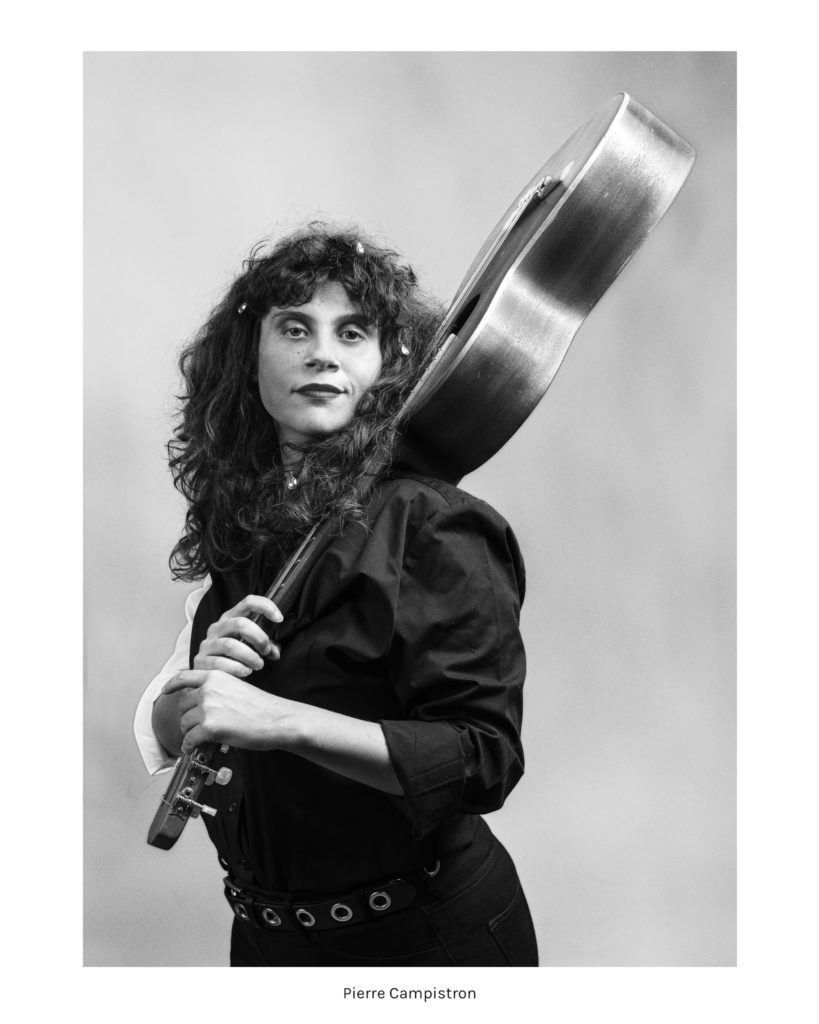 Chiara Scarpone è una illustratrice e cantante